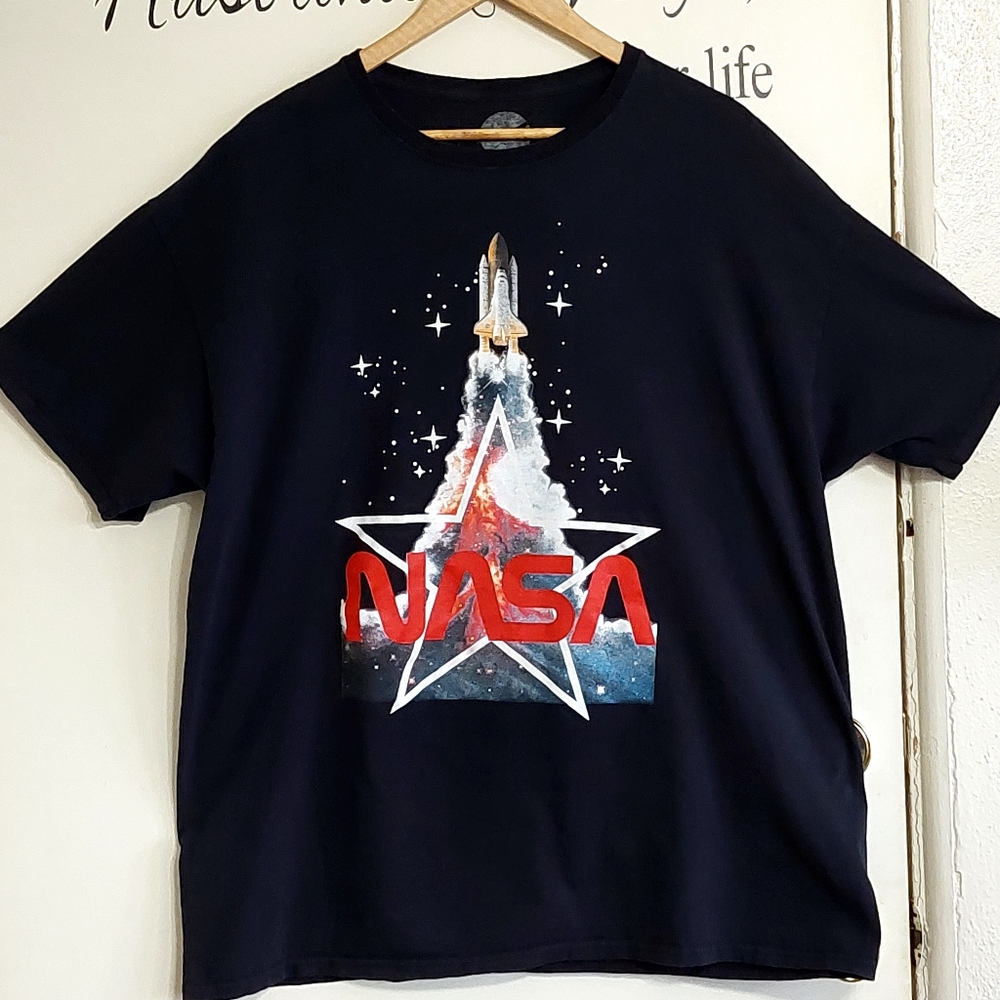 Young men's extra large NASA T-shirt 🚀 great condition